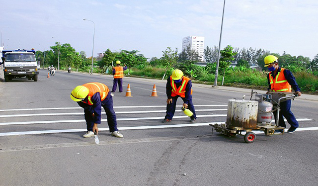 Thi công sơn kẻ đường bằng sơn dẻo nhiệt